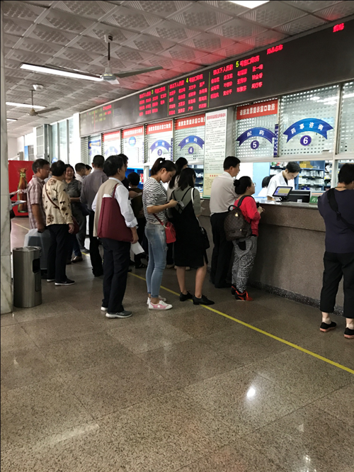 形同虚设!宁波一医院挂号窗前"一米线"陷尴尬