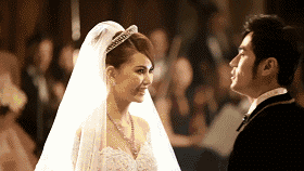 杰伦穿着巴洛克风格的复古西装礼服,昆凌拖着mikael d婚纱的大摆尾