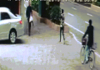 同样是倒车,同样是女司机吧.俩妹子走慢一步,恐怕就成