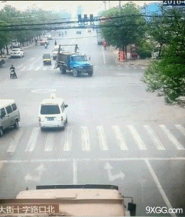 摩托车司机,你也是,你不知道远离大货车?