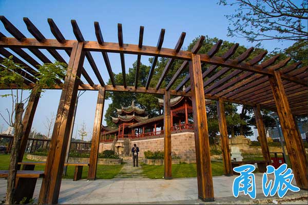 落成的祖关山文化公园的东园与原南郊公园自然中式的风格相统一,"我们