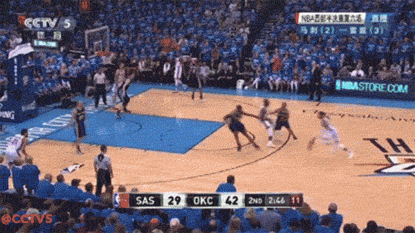 威少助攻亚当斯扣篮得手.