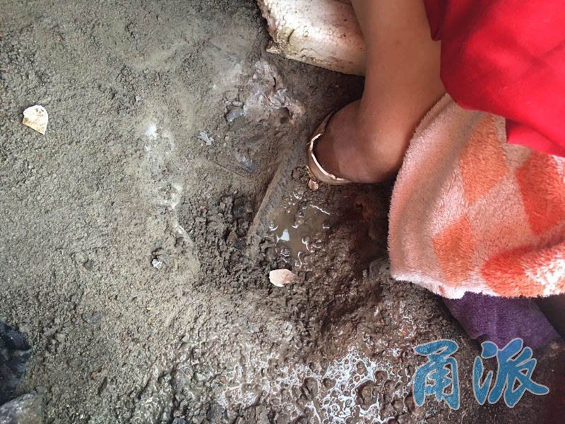 宁海男童手臂卡进下水管,消防员客串装修工拆