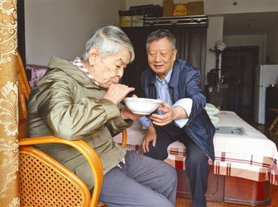 宁波81岁老人十年如一日照料病妻