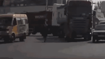 新手司机撞人慌神,骑车大爷被压车底