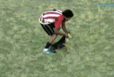 足球搞笑gif(2):你以为只有犯规才给黄牌,这就大错特错了
