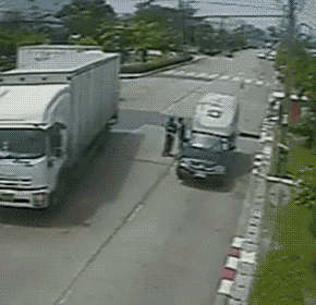 一辆私家车,冲进公交站!在文化广场站候车的大男孩被撞吐血.