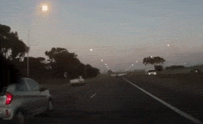 飙车还是开敞篷车过瘾,一撞整个人就上天了.