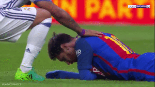 梅西遭马塞洛肘击,倒地吐血