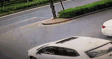 就在眼前,嘭,妹子飞得没影了,过马路还这么干,真要命啊