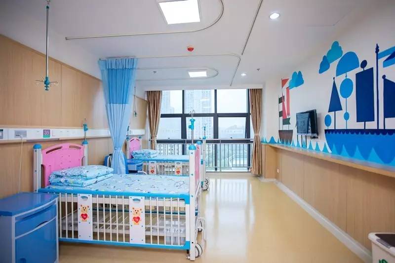 崭新,干净的住院部儿科病房走廊