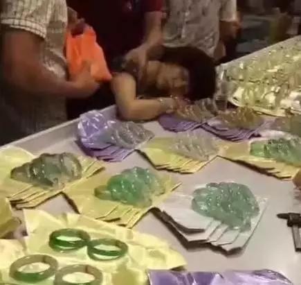 已证实:江西游客瑞丽试戴30万手镯没拿稳,碎了!当场吓晕