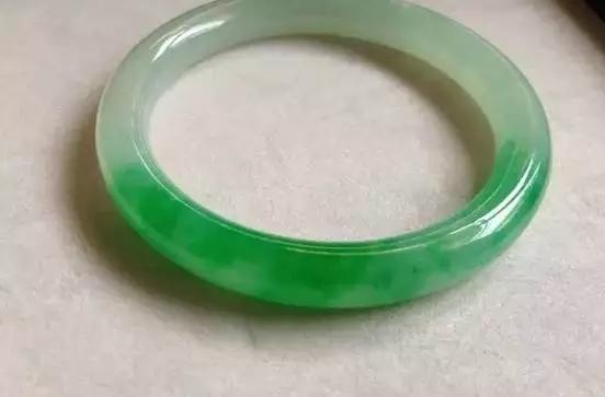 已证实:江西游客瑞丽试戴30万手镯没拿稳,碎了!当场吓晕
