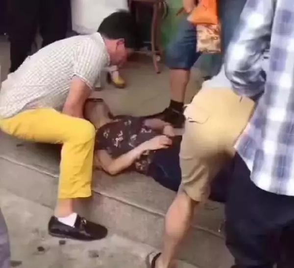 已证实:江西游客瑞丽试戴30万手镯没拿稳,碎了!当场吓晕
