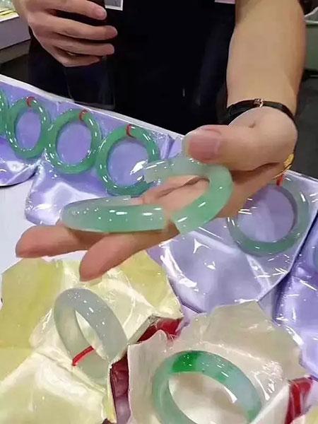 已证实:江西游客瑞丽试戴30万手镯没拿稳,碎了!当场吓晕