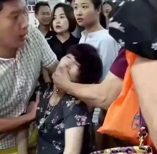 已证实:江西游客瑞丽试戴30万手镯没拿稳,碎了!当场吓晕
