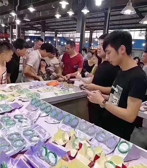 已证实:江西游客瑞丽试戴30万手镯没拿稳,碎了!当场吓晕