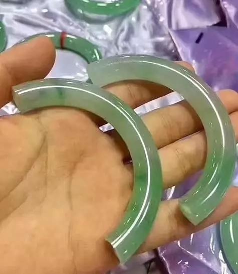 已证实:江西游客瑞丽试戴30万手镯没拿稳,碎了!当场吓晕