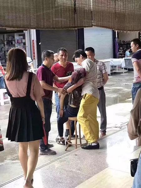 已证实:江西游客瑞丽试戴30万手镯没拿稳,碎了!当场吓晕