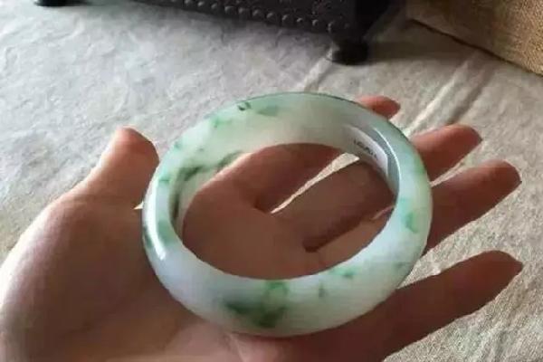 已证实:江西游客瑞丽试戴30万手镯没拿稳,碎了!当场吓晕