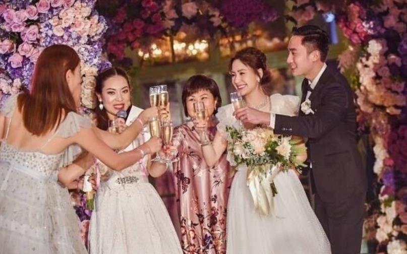 阿娇婚纱照曝光 对视新郎感动落泪
