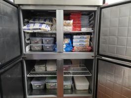 冰柜门上贴有成品,半成品以及食品名称的标签,内部贮存食品分类摆放