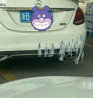 加油站看到破损处贴满胶带的车