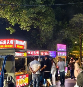 集士港仕林春华夜市十分热闹，烟火气十足