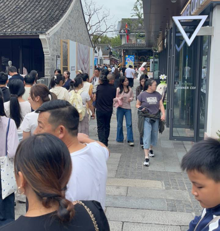 国庆长假第三天，秀水街人流如织