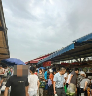 芦港菜场，依旧热闹非凡，人挤人的
