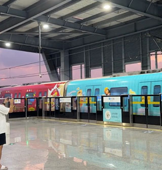 1号线宝幢站偶遇乐高列车，满满童年感