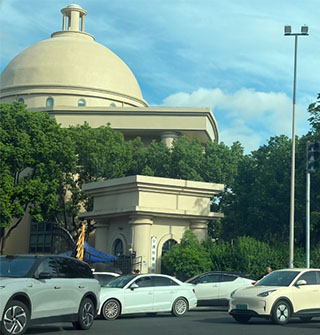 堵车季来了，学校门口全是送娃的车