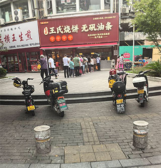 这家米其林烧饼店一大早就排队