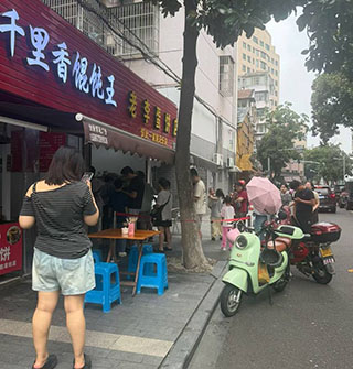 假期买老李头鸡蛋饼还要排队