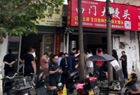 这家馒头店这么多人排队