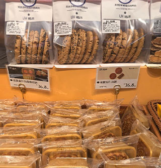 面包店里面的月饼二三十一个，也太贵了
