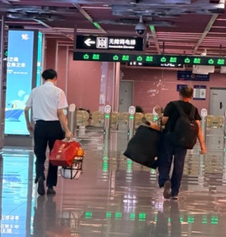 宁波地铁好暖心，看到工作人员帮老人拿行李