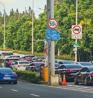 这车堵的，根本不敢上这个高架