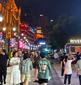 宁波老外滩夜晚夜晚还挺热闹的
