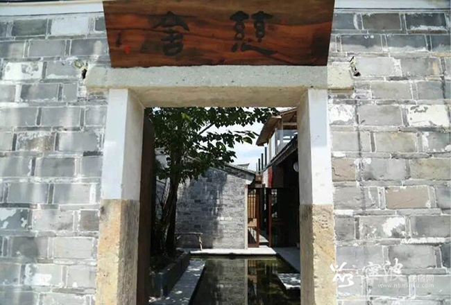 中国传统香品品鉴<br/>12月18日周日下午13:00-16:00<br/><br/>课堂亮点:<br/>纠错一些常见问题,很多人对一些(名词)和(香本身)的功能了解的太简单,甚至认为就是寺庙的,但不知道香有多少形式、功用。通过品鉴香的学习,可以快速在市场上找到合适自己的香、健康的香。看似不起眼的香方,却隐藏着滑肌玉体的秘密,<br/>活动流程<br/>1.与香结缘,香为何物,品鉴香的方法(香粉、线香、香丸);<br/>2.茶歇时间(品味来自溪水山林深处宋代茶园的老白茶);<br/>3.观赏倒流香,了解香的养身功效性。<br/>