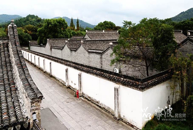 治道琴馆主人,中国民族管弦乐学会古琴专业委员会会员。多年研习传统香。台湾中华花艺基金会会员。黑龙江茶艺师协会理事。<br/>298元/人/起居用香炮制香约<br/>238元/人/中国传统香品品鉴