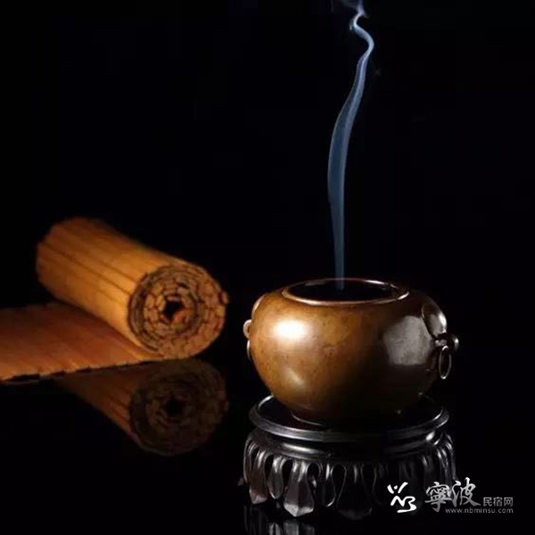 故宋人有诗云:<br/><br/>焚香闭草庐,滞念扫无馀……暖甚一窗日,三冬宜读书<br/>天寒地冻之日,身栖斗室,焚香夜读文思缥缈,心神畅达,似可得真知灼见<br/><br/>古人以香代薪,令室暖如春如今,我们师法古人,懂一点点香道将其作为与读书等同的怡然自得的生活方式,岂不快哉?<br/>
