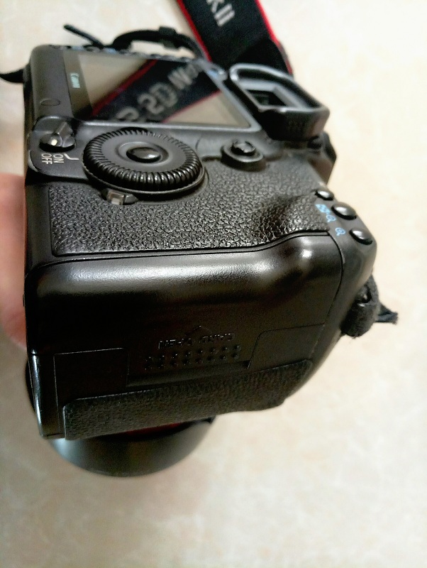 出佳能5d2单反相机一台