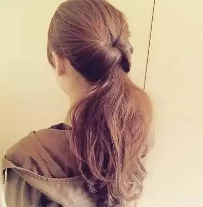 侧边感的低马尾,修颜又显个性,瞬间会让你街头吸睛率上升哦.