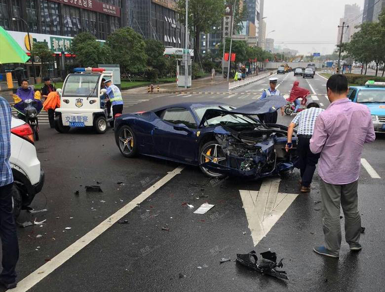看得我肾疼!法拉利在南部商务区追尾一辆本田,而神奇的是……