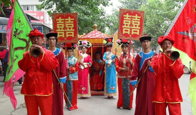 婚礼上姑姐一分彩礼未给,挂出来的彩礼单上却写着八万