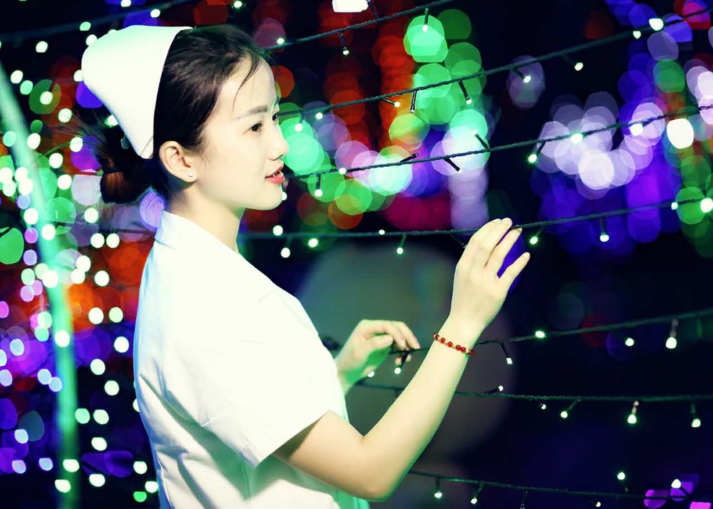 一群美丽的白衣天使在滕头灯光秀中如此自拍