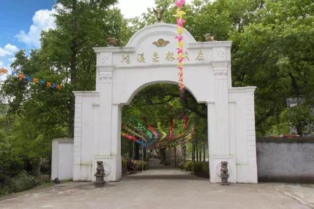 要不是看到大门上赫然几个大字,<br/>你一定会和我们一样,<br/>还以为自己走在植被茂密的森林里!<br/>不吹不黑,这里生态环境良好,森林覆盖率大于90%,<br/>真的不是浪得虚名。