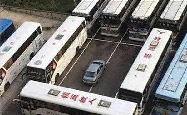 太解恨了!对那些乱停车的就该这样怼他们!