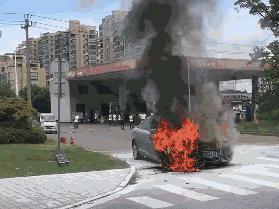 险!就在余姚加油站门口,一辆奥迪车着火了.....